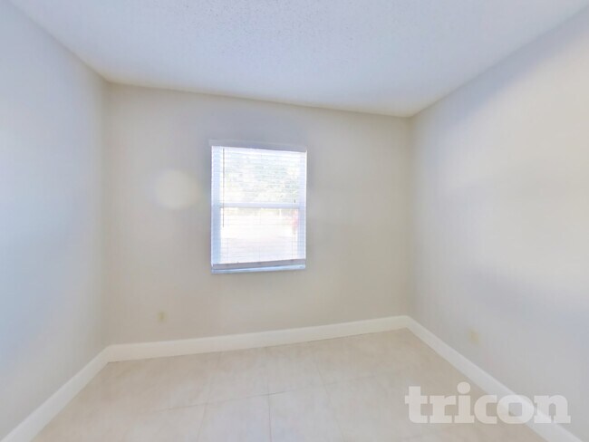 Building Photo - 19203 Sunlake Blvd