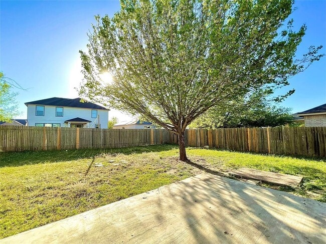 Building Photo - 203 Rim Rock Dr