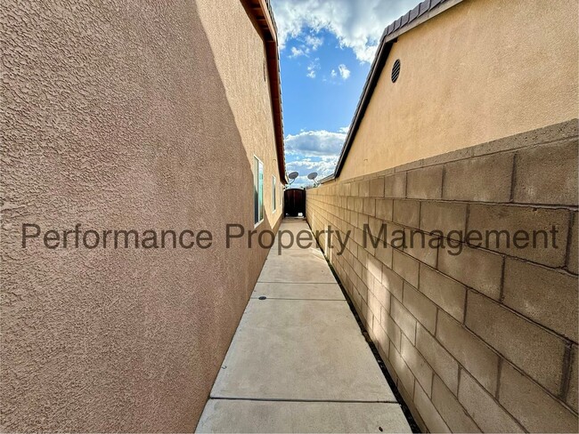 Building Photo - Stunning 5 Bed/3 Bath SW Bakersfield Home w/ RBP & $0 Deposit Option