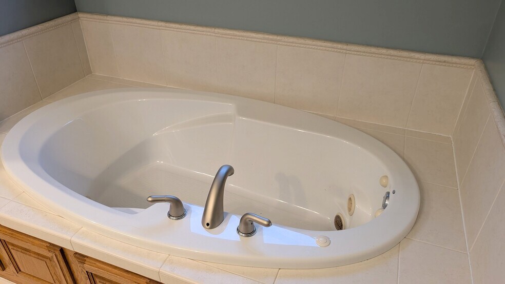 Jetted tub - 2669 Kathleen Ln NE