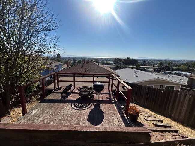 Building Photo - 3 Bed 2 Bath with Great Views in San Leand...
