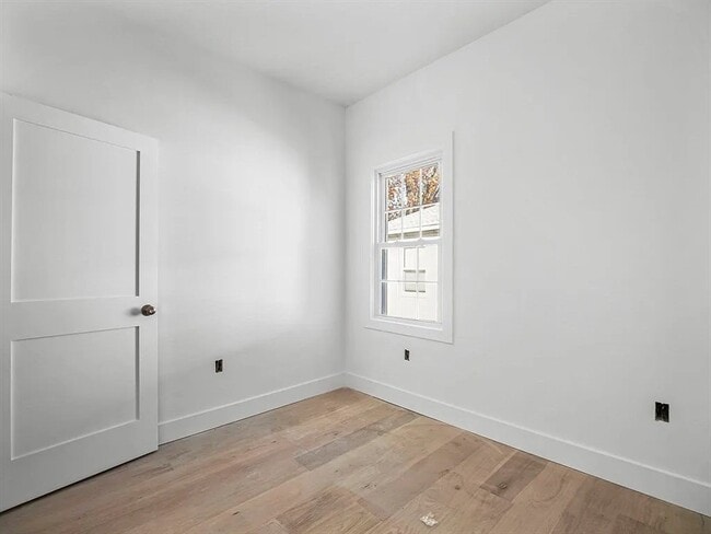 Building Photo - 350 Windsor St