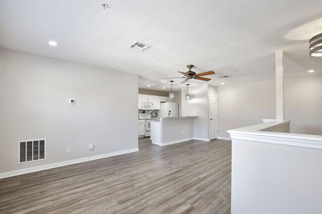Building Photo - Modern 1/1 Spacious Apartment with 1 Car G...