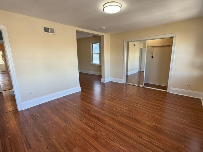 Building Photo - Spacious 3BR / 2BA apartment with ensuite bath and in-unit laundry