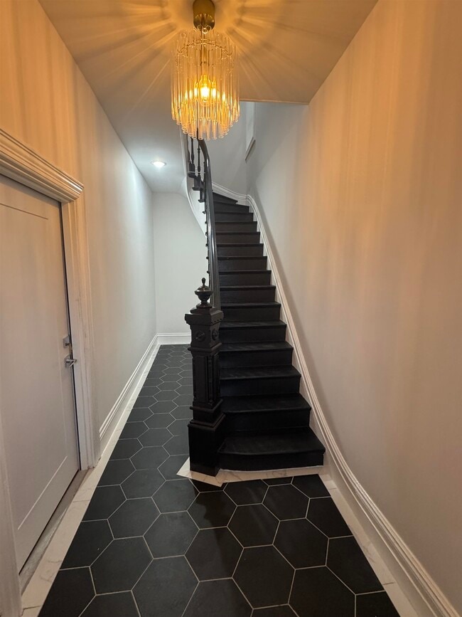 Building Photo - 315 25th St