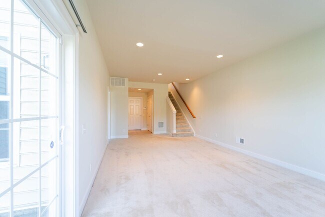 Building Photo - Gorgeous 3 Level Townhome