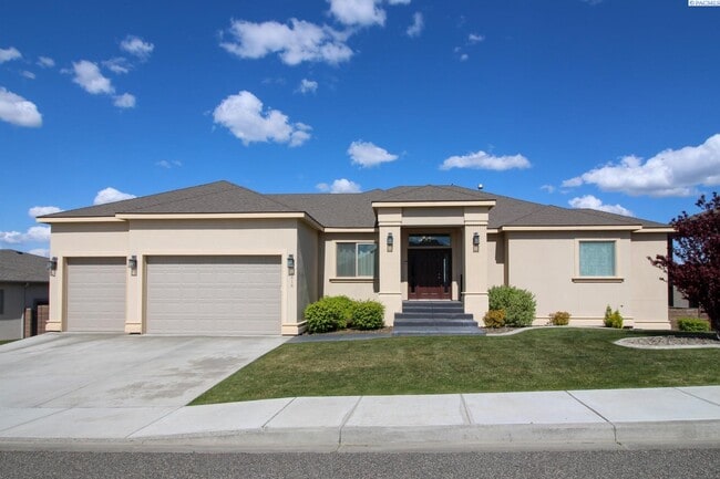 Primary Photo - 4 bed, 4 bath home in Kennewick
