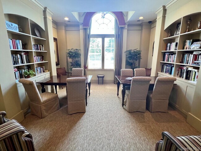 Building Photo - 25 Fairways Dr