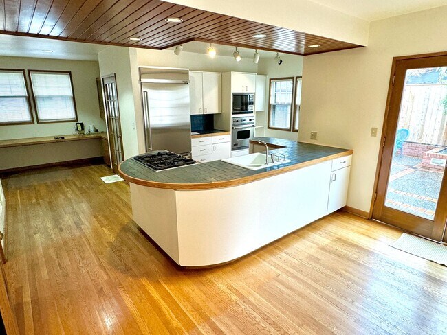 Building Photo - Alameda Neighborhood Pristine Tudor Home, Downtown Views, All The Amenities - A Must See!