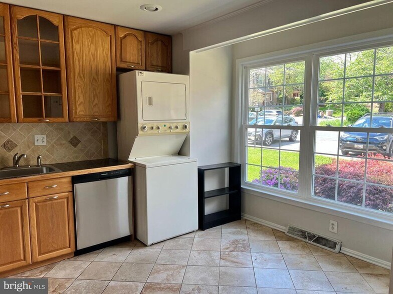 Building Photo - 516 Meadow Hall Dr