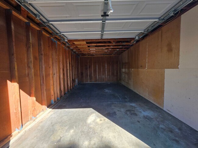 Building Photo - Gareth Ln - Triplex