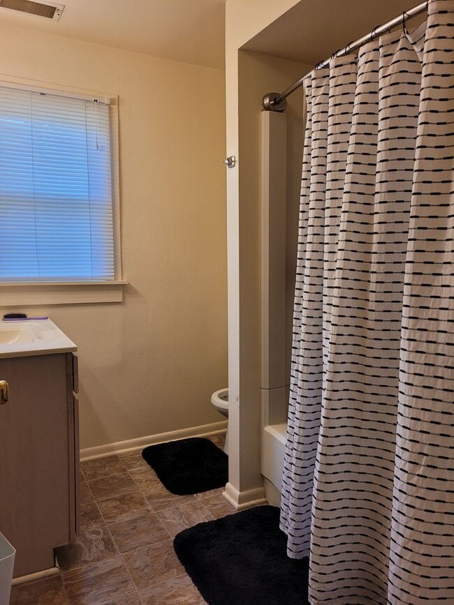 Building Photo - 418 S Summit St