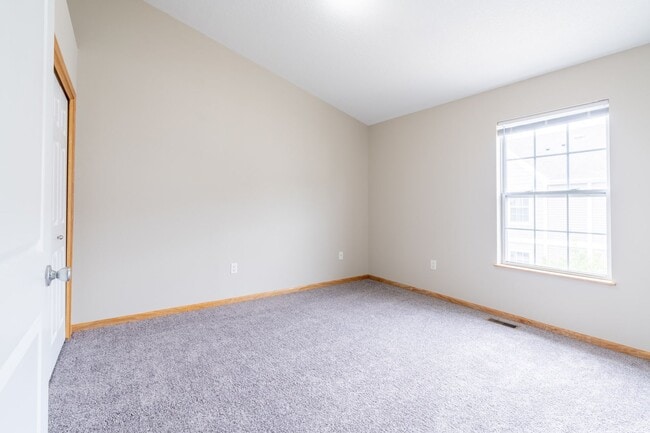 Building Photo - 2 Bedroom 2 Bathroom Town House - Interior...