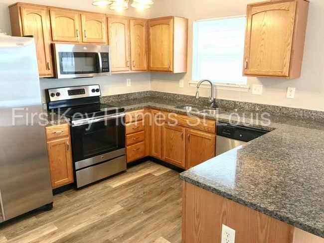 Building Photo - 14 Rivermeadows Dr
