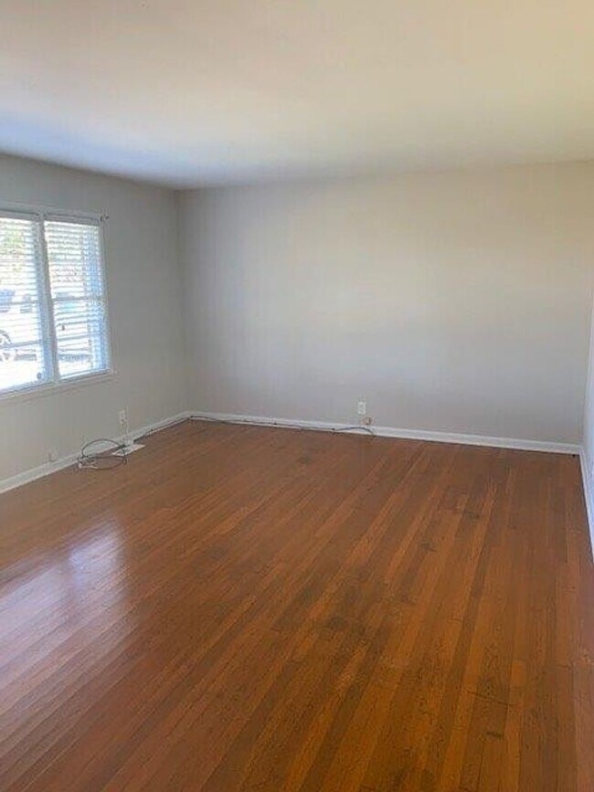 Building Photo - Nice 3 Bed 2 Bath Available Now!