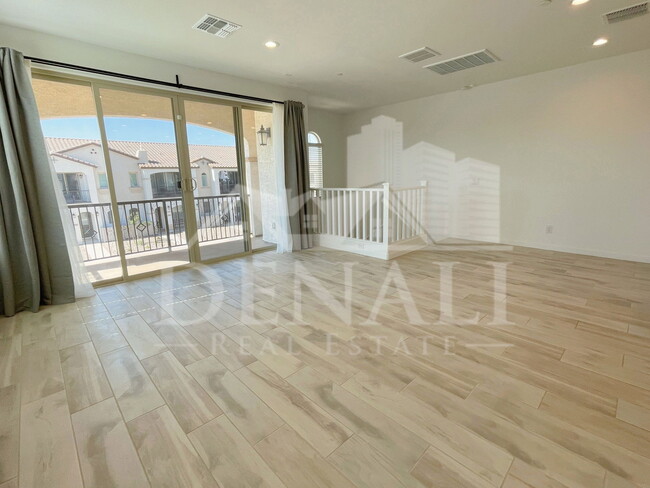 Building Photo - 784 S Hawk Ln