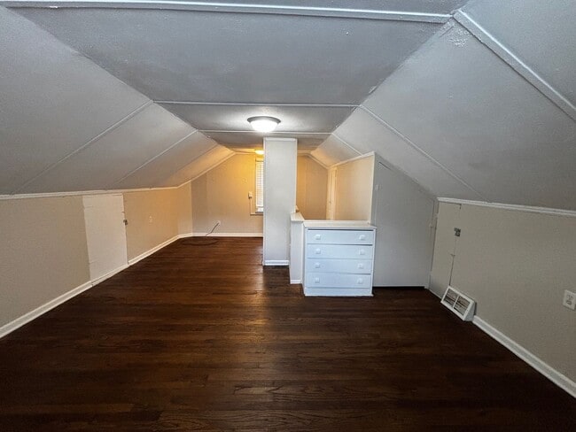 Building Photo - 3 bed 2 bath bungalow