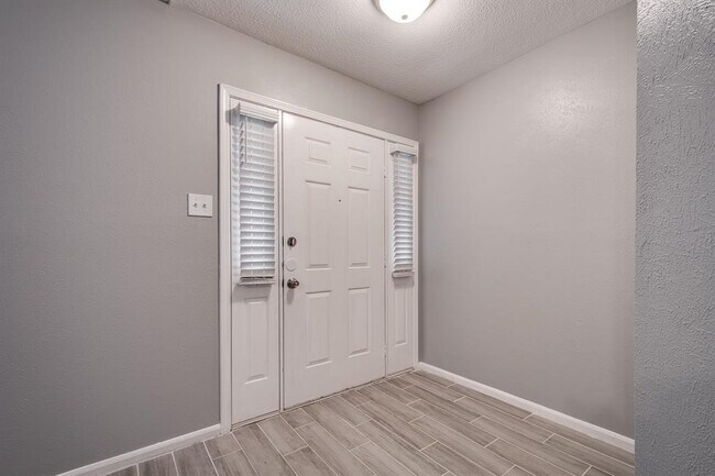 Building Photo - 3223 Creek Shadows Dr