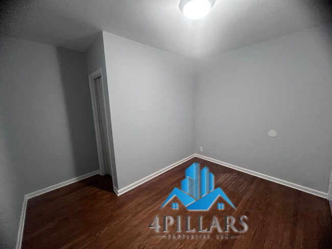 Building Photo - 403 Kenwood St