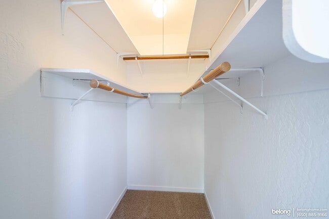 Building Photo - 2400 Bonar St