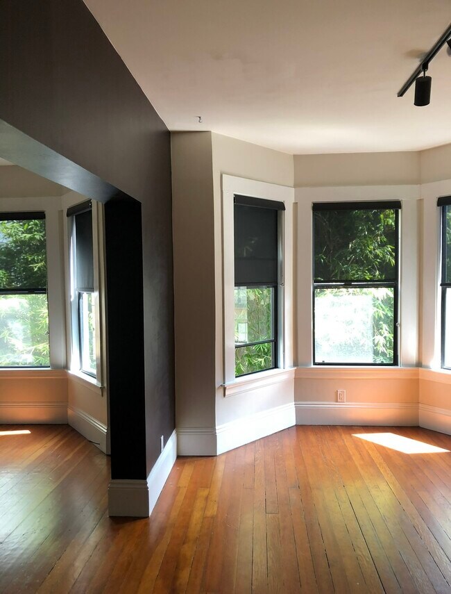 Building Photo - 261 Clara St