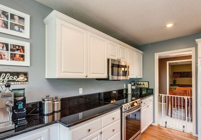 Building Photo - Beautiful Spacious Home!