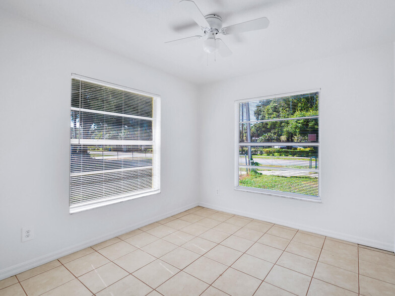 Master bedroom, with bath & walk in closet - 4834 Old Bradenton Rd