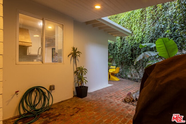 Building Photo - 7473 Mulholland Dr