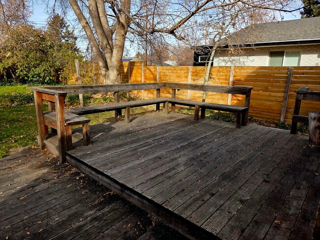 Building Photo - 2528 Beverly St E