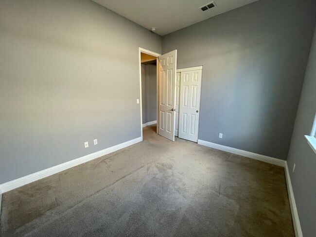 Building Photo - Beautiful 4-Bedroom Home in Prime Rosevill...