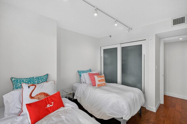 Building Photo - 2555 Collins Ave