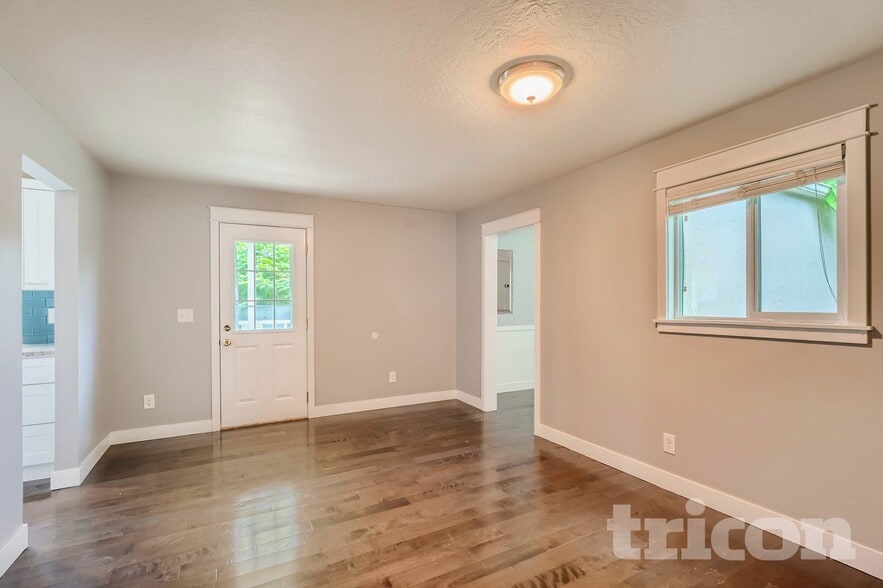 Building Photo - 711 Le-Lou-Wa Pl NE