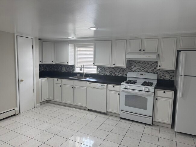 Building Photo - 171 Charles St