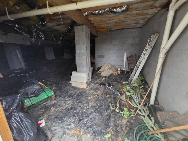 Building Photo - One story ranch 2b 2b  2 car garage level fenced back yard