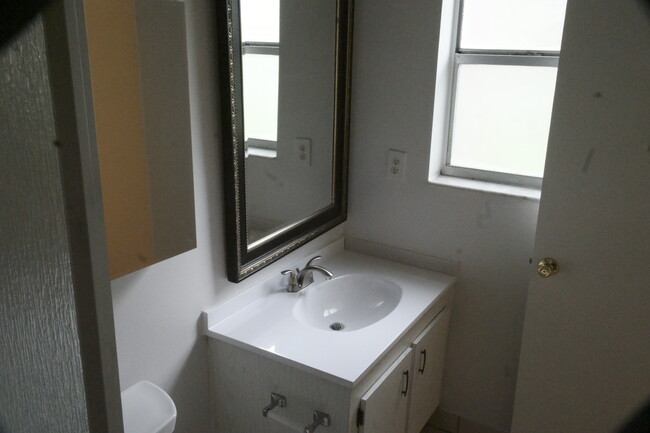 Master Bath - 1830 N Lauderdale Ave