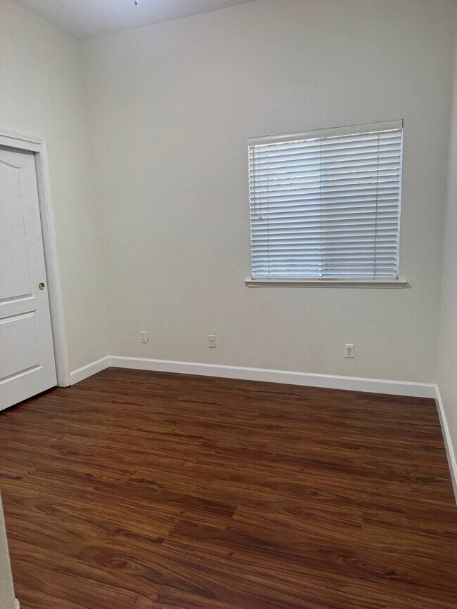 Building Photo - 10374 N Sierra Vista Ave