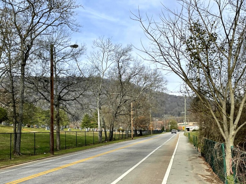 Building Photo - 809 W 40th St