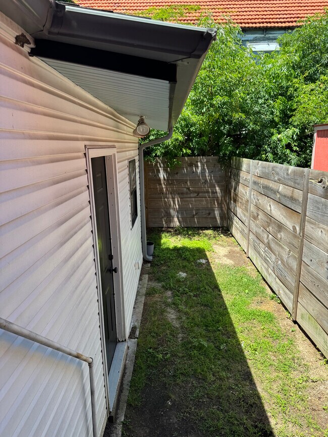 Building Photo - 309 S Alexander St