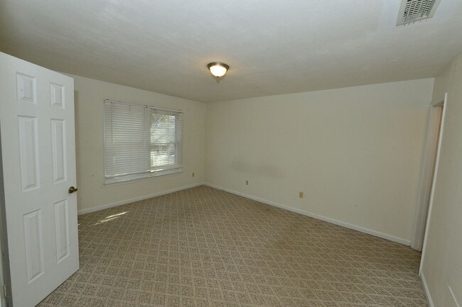 Building Photo - Nice townhouse in Little Neck!