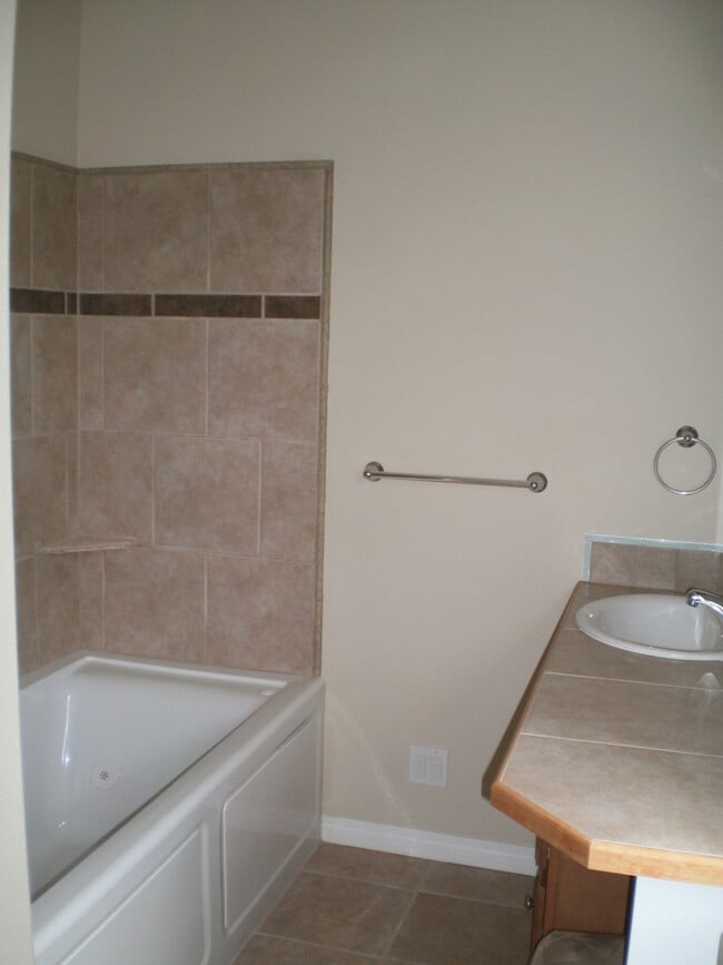 Building Photo - ~Elegant 3 bedroom with Bonus Family Room ...