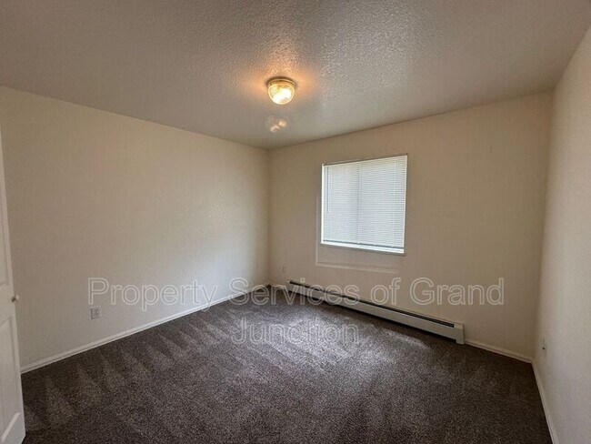 Building Photo - 448 Countryside Ln