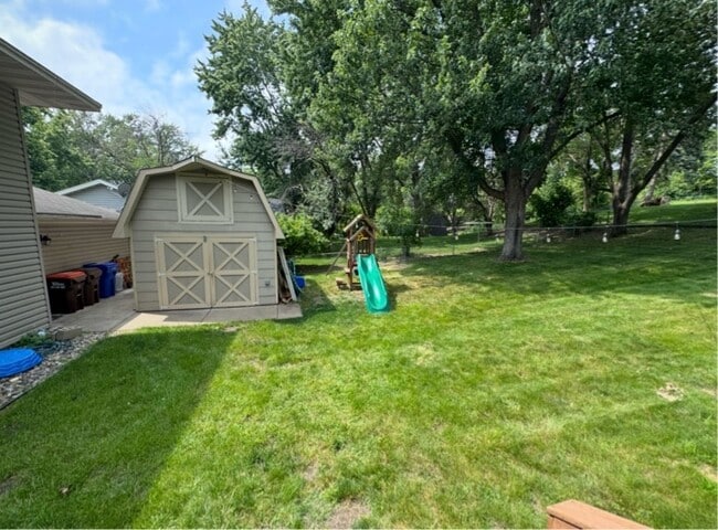 Building Photo - 8370 Hillside Trail S