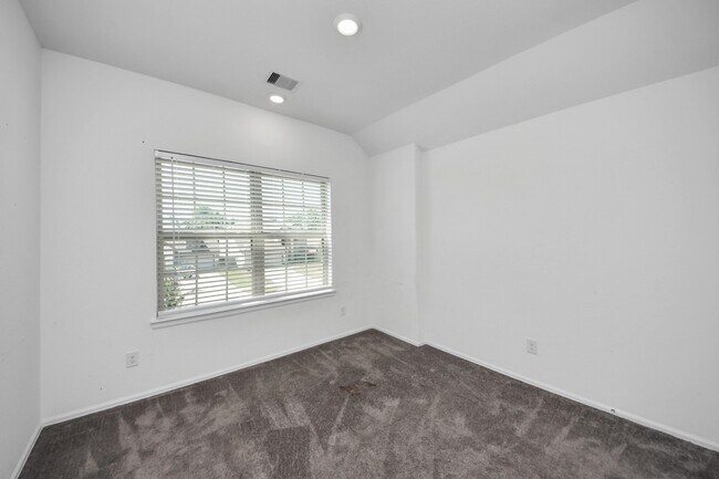 Building Photo - 24063 Hawthorn Lks Dr