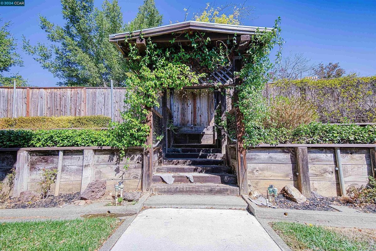 Building Photo - 2040 Larchmont Cir