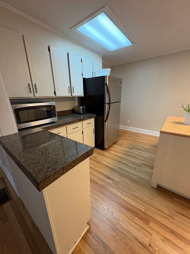 Building Photo - 3 Bedroom 2.5 Bath Townhome in Downtown Greenville and Near the Hampton Pinckney Historic District