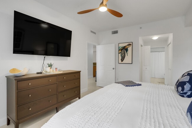 Building Photo - 250 NE 3rd Ave