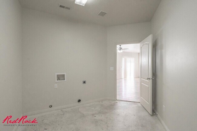 Building Photo - Fresh Carpet! Spacious 5-Bedroom Townhome