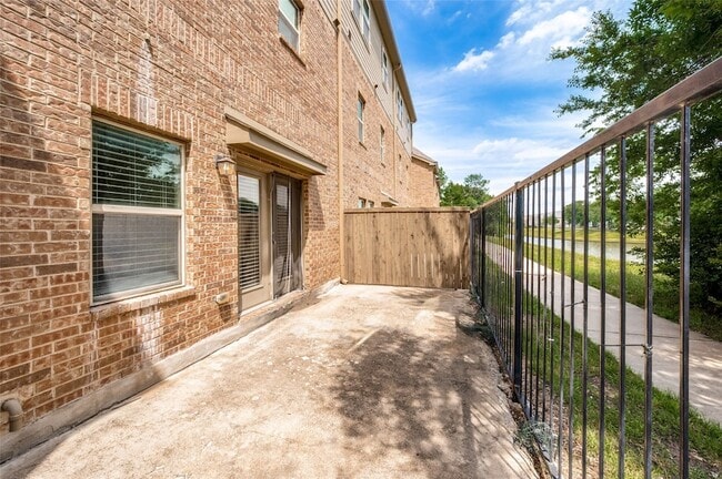 Building Photo - 572 Waterloo Dr