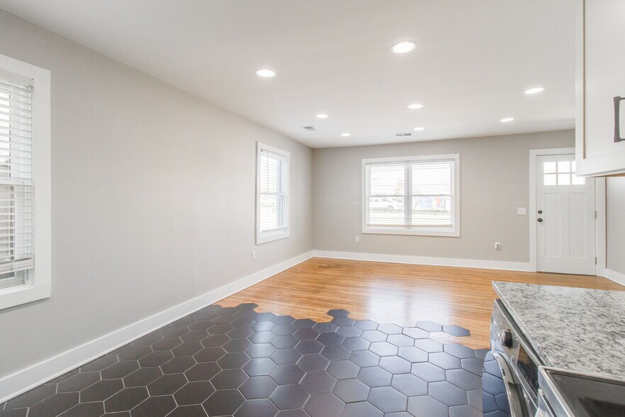 Building Photo - 2311 Bull St