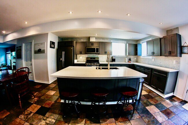 Building Photo - Charming 3 bedroom 3.5 bathroom in City He...